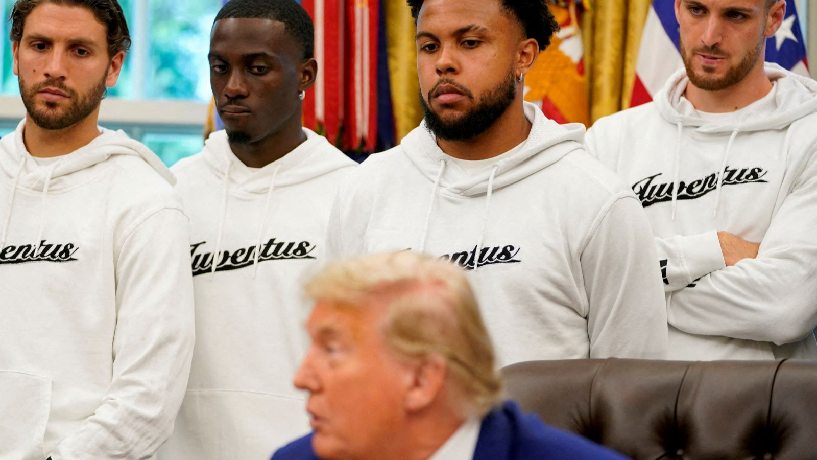 Trump saçma sorularıyla futbolcuları dumur etti!