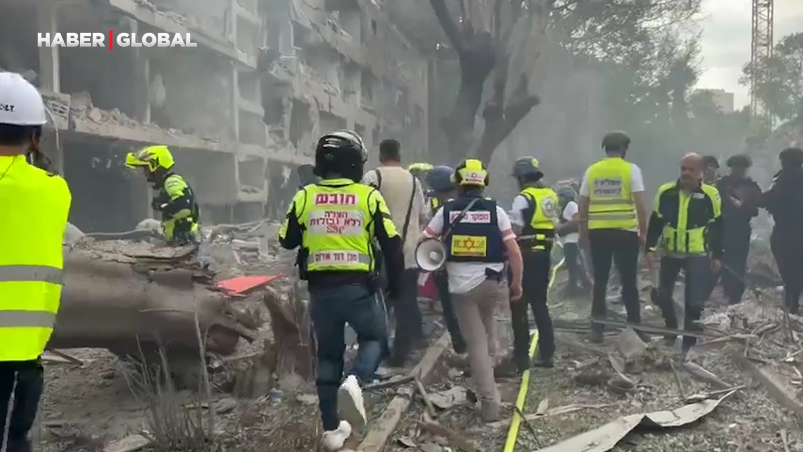 İran, Tel Aviv'i 'Hayber' ile vurdu! Yıkımdan yeni görüntüler thumbnail