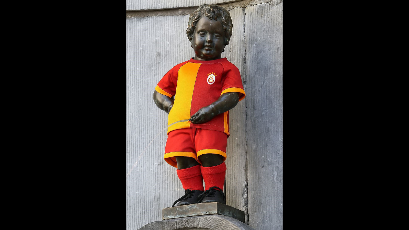 Mannaken Pis heykelinin yeni kostümü, Galatasaray forması olacak thumbnail