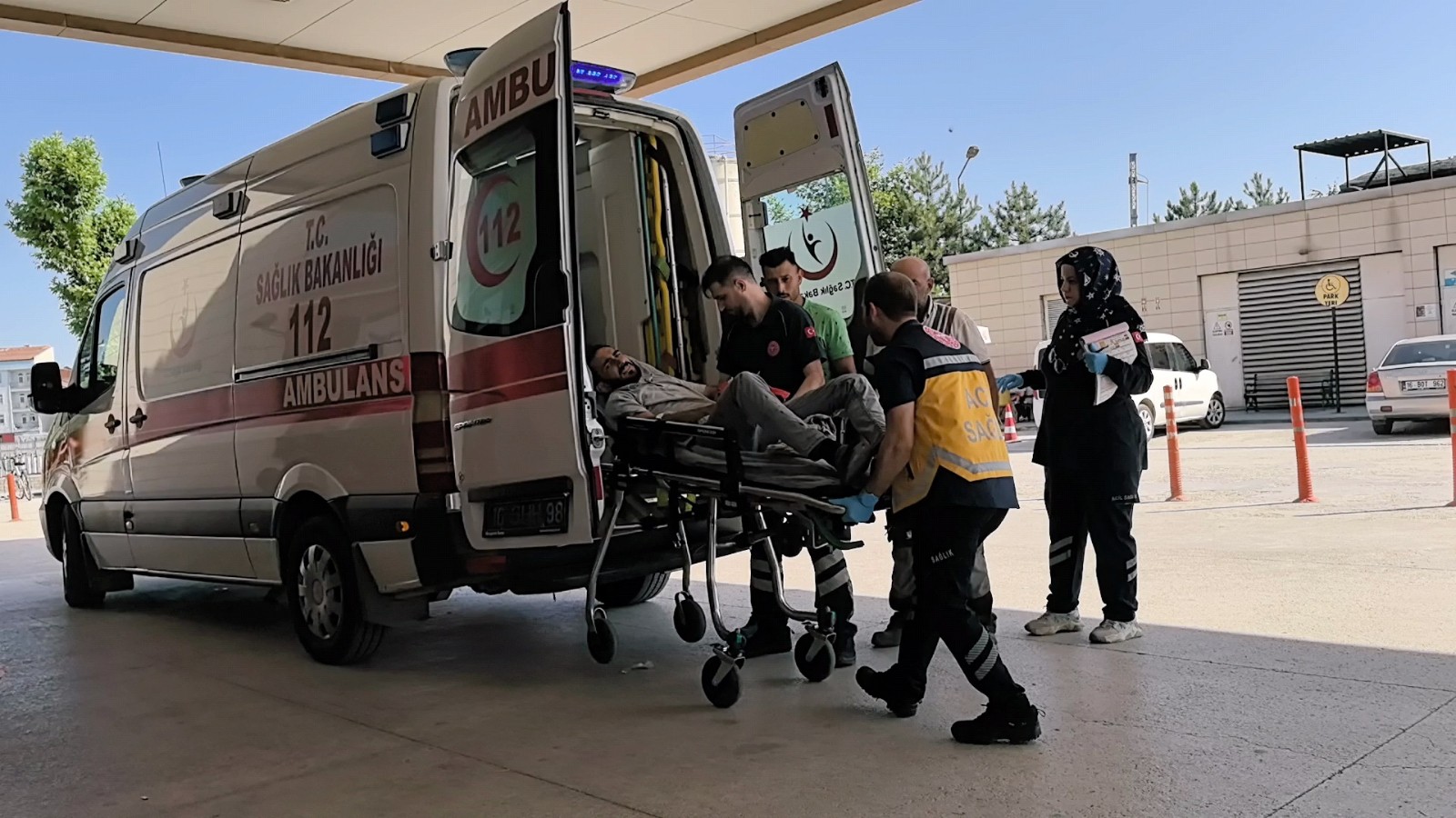 Bursa'da kolunu pres makinesine kaptıran işçi yaralandı thumbnail