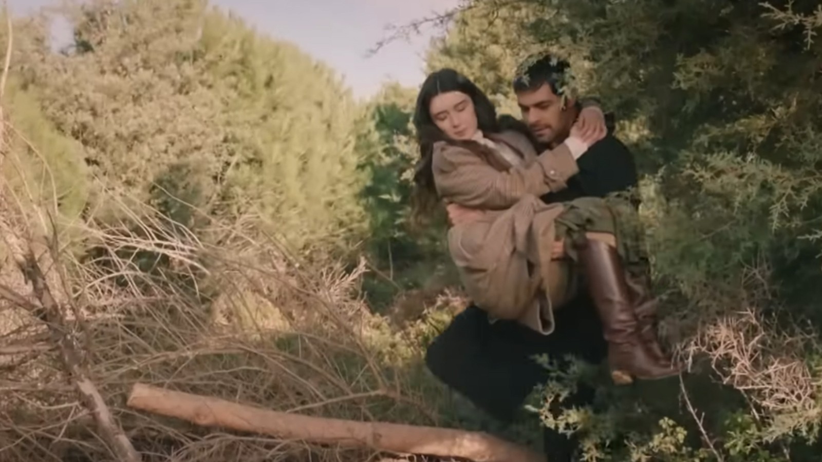 Rüzgarlı Tepe dizisi yeni bölüm izle! Kanal 7 Rüzgarlı Tepe dizisi 215. bölüm izle
