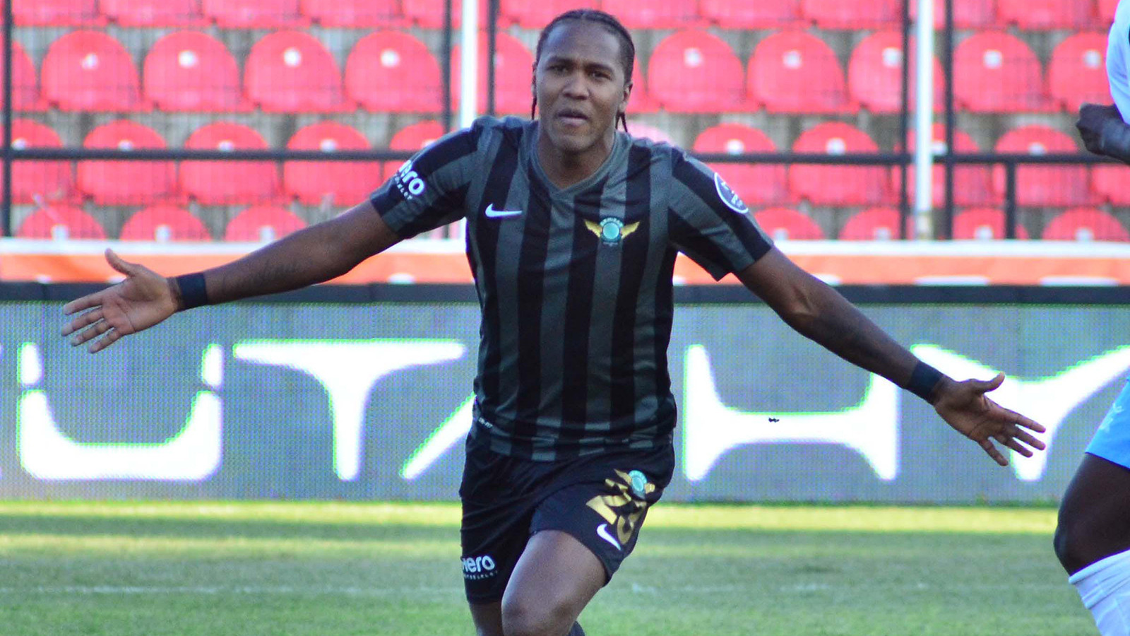 Akhisarspor ve Denizlispor amatöre düştü, Hugo Rodallega hala sahada