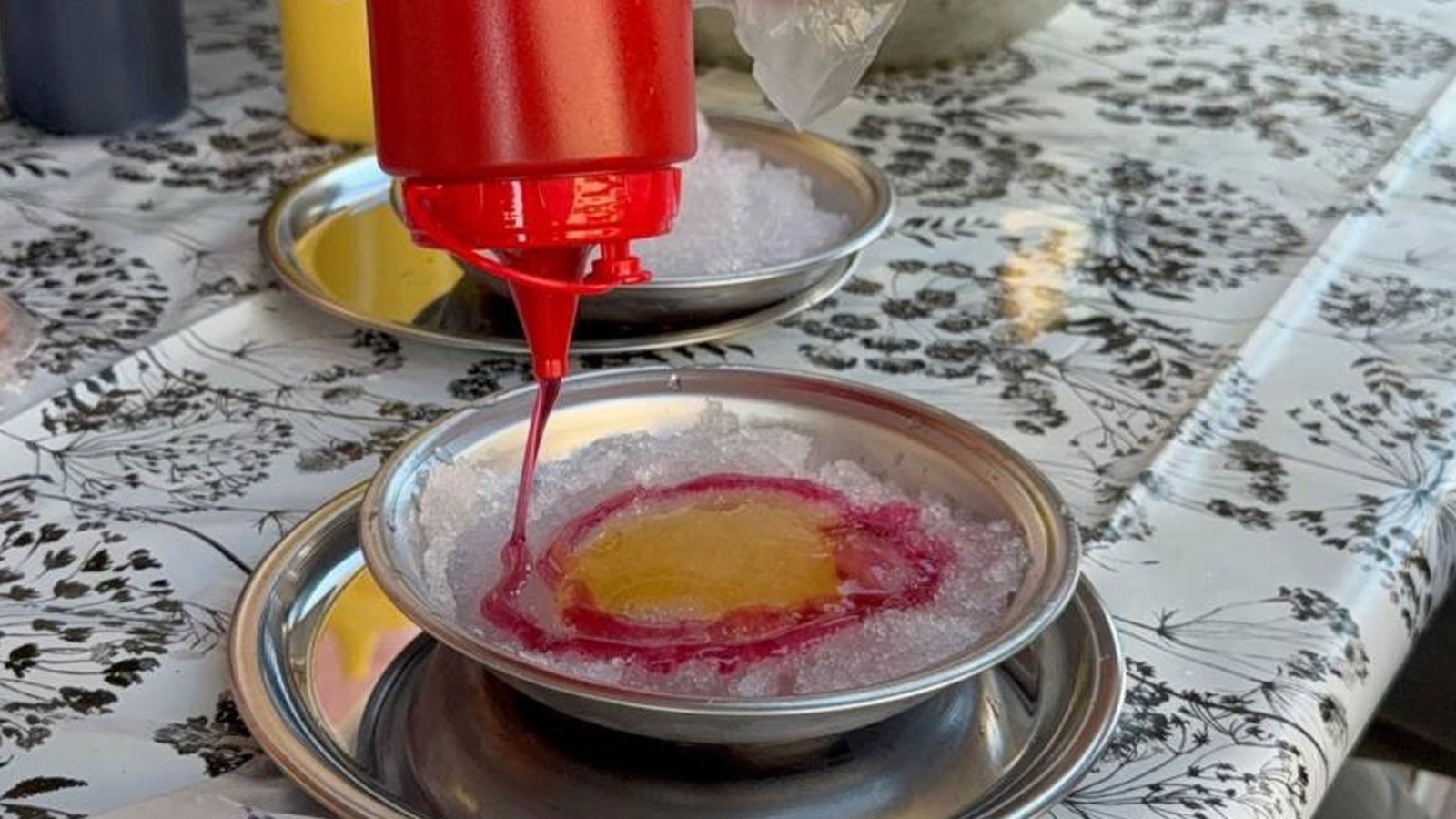 Dağdan kar getirip tatlandırdı, tabağını 50 TL'den satmaya başladı
