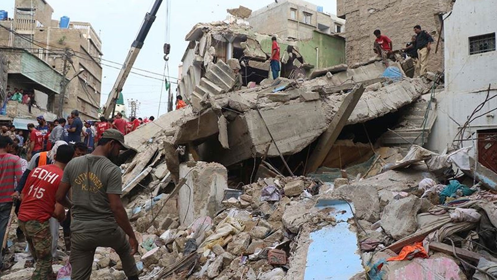 Pakistan'da çöken 5 katlı binada ölü sayısı arttı