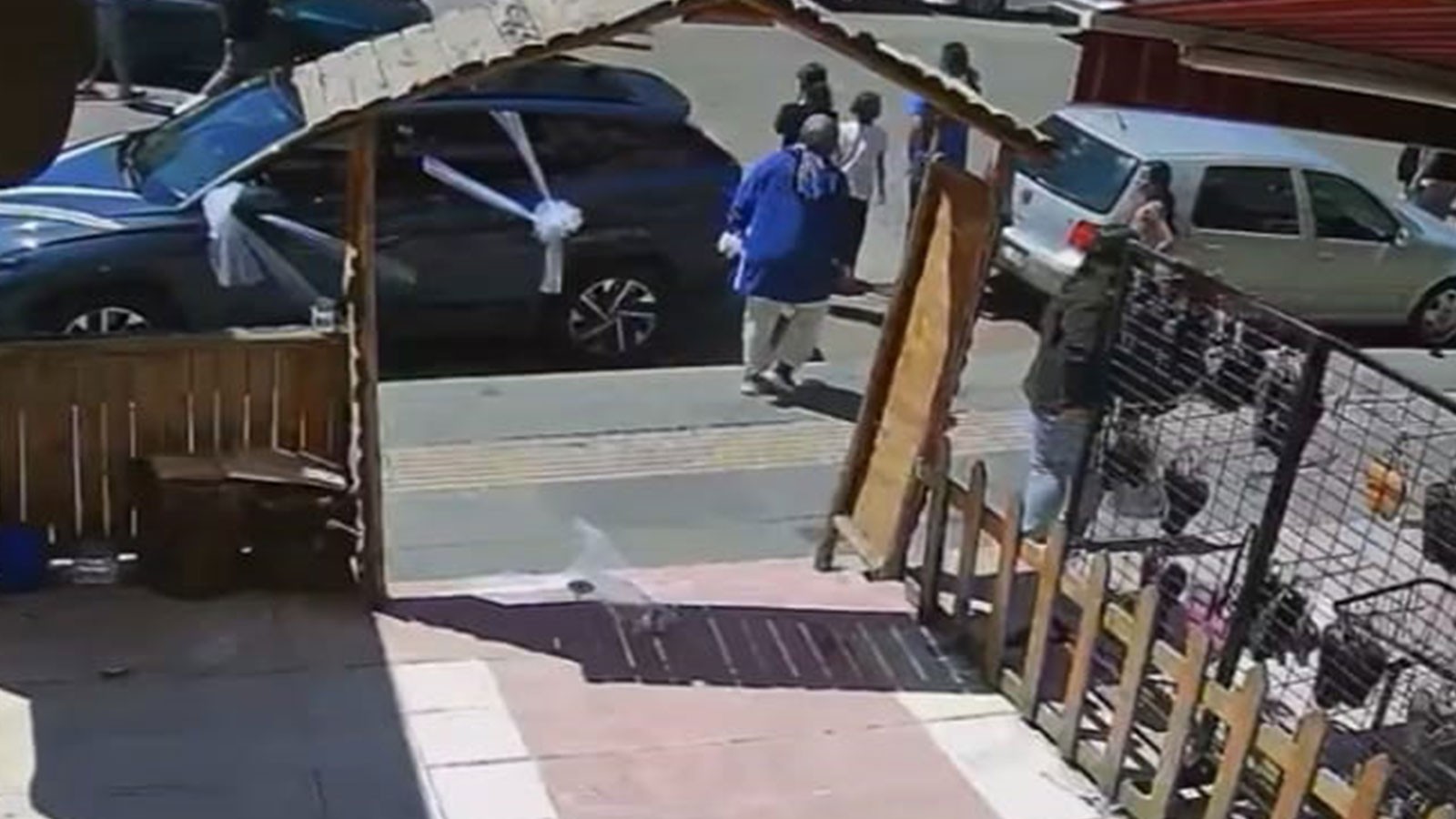 Yoldan karşıya geçmeye çalışan anne ile çocuğuna otomobil çarptı