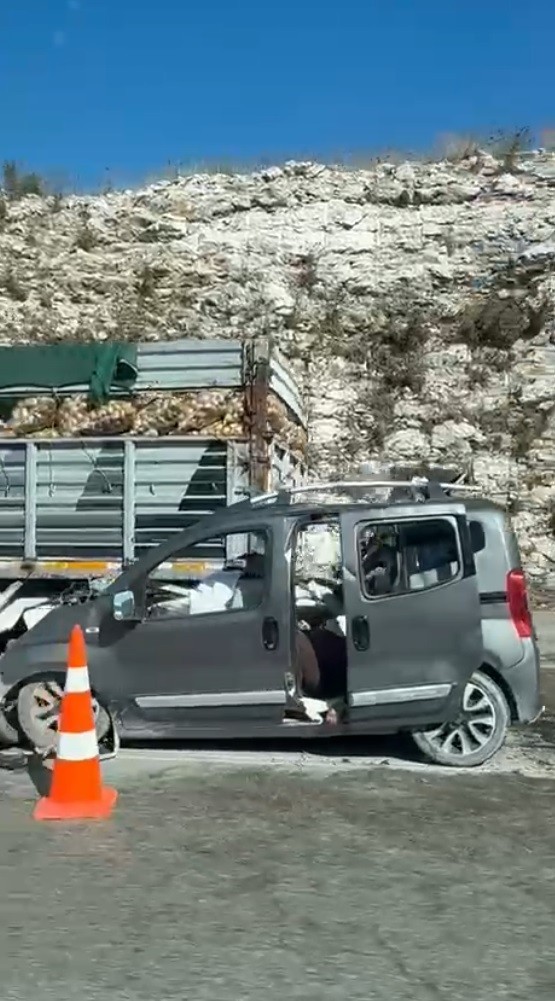 Adana'da tıra çarpan araçtaki 5 kişi hayatını kaybetti - Resim : 1