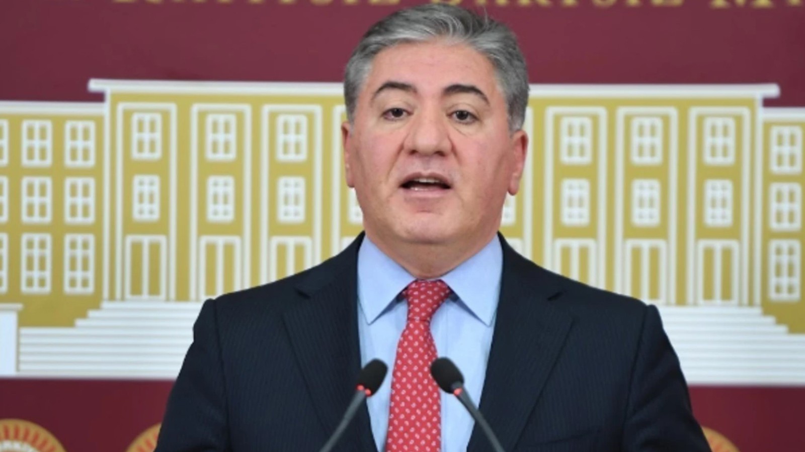 CHP Grup Başkanvekili Murat Emir sahneden düştü, yaralandı