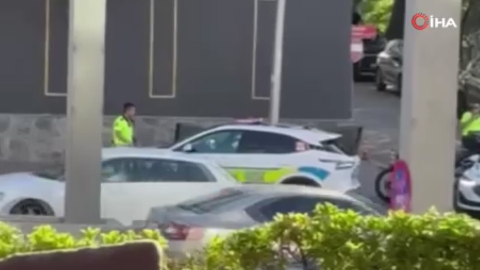 Kaza yaptıktan sonra tartıştığı polisin silahını almaya çalışan saldırgan gözaltına alındı