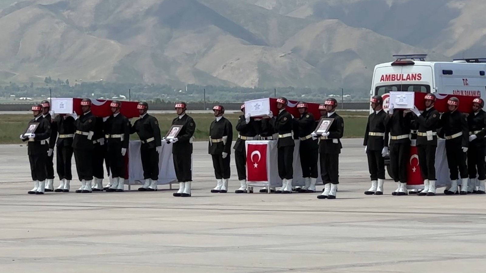 Şehit askerler için Yüksekova'da uğurlama töreni
