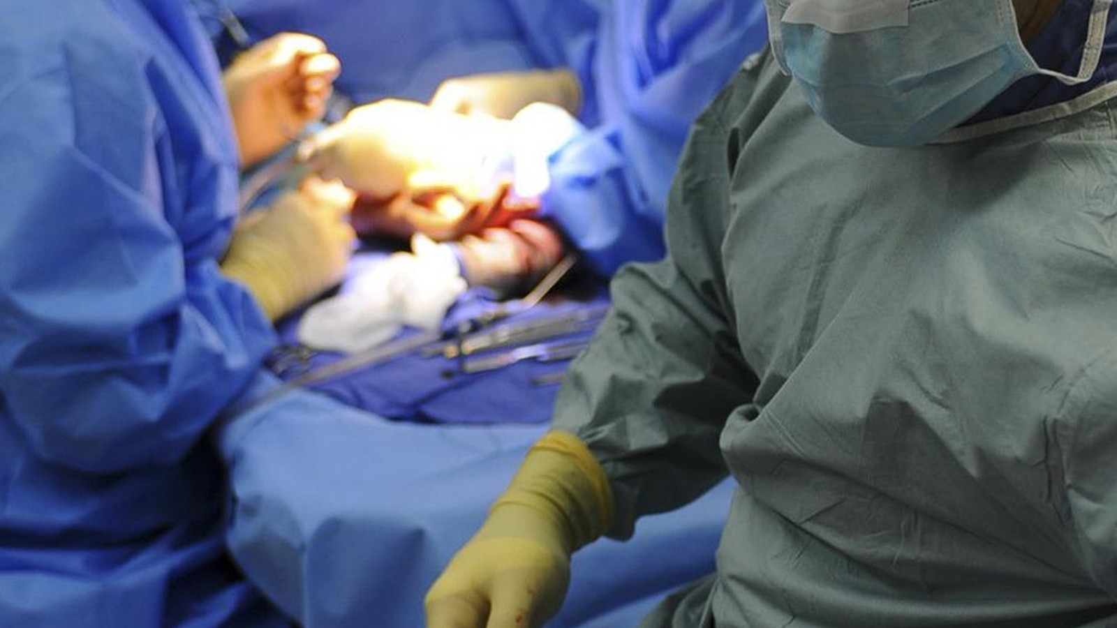 Şiddetli  ağrıyla hastaneye gitti; karnından canlı yılan balığı çıktı: Organlarının arasında yüzüyormuş!