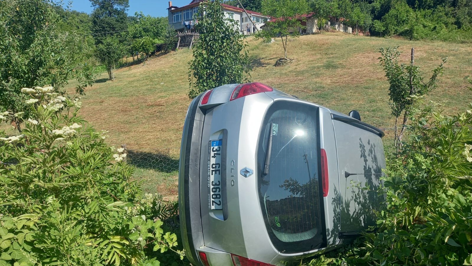 Sinop'ta otomobilin devrildiği kazada 3 kişi yaralandı