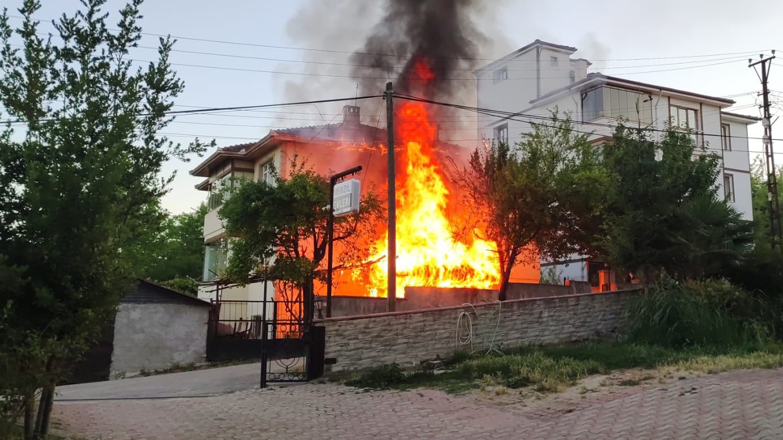 Facianın eşiğinden dönüldü! 3 katlı ev alev alev yandı