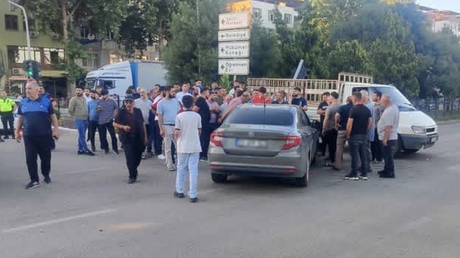 Kırmızı ışık ihlali yapan iki araç arasında sıkışan yaya ağır yaralandı