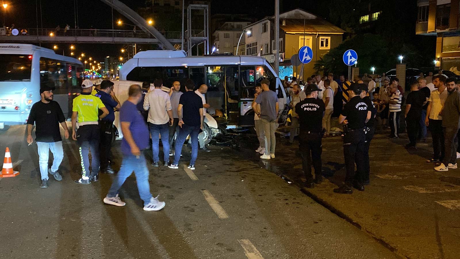 Rize’de minibüsle hafif ticari araç çarpıştı! Çok sayıda yaralı var