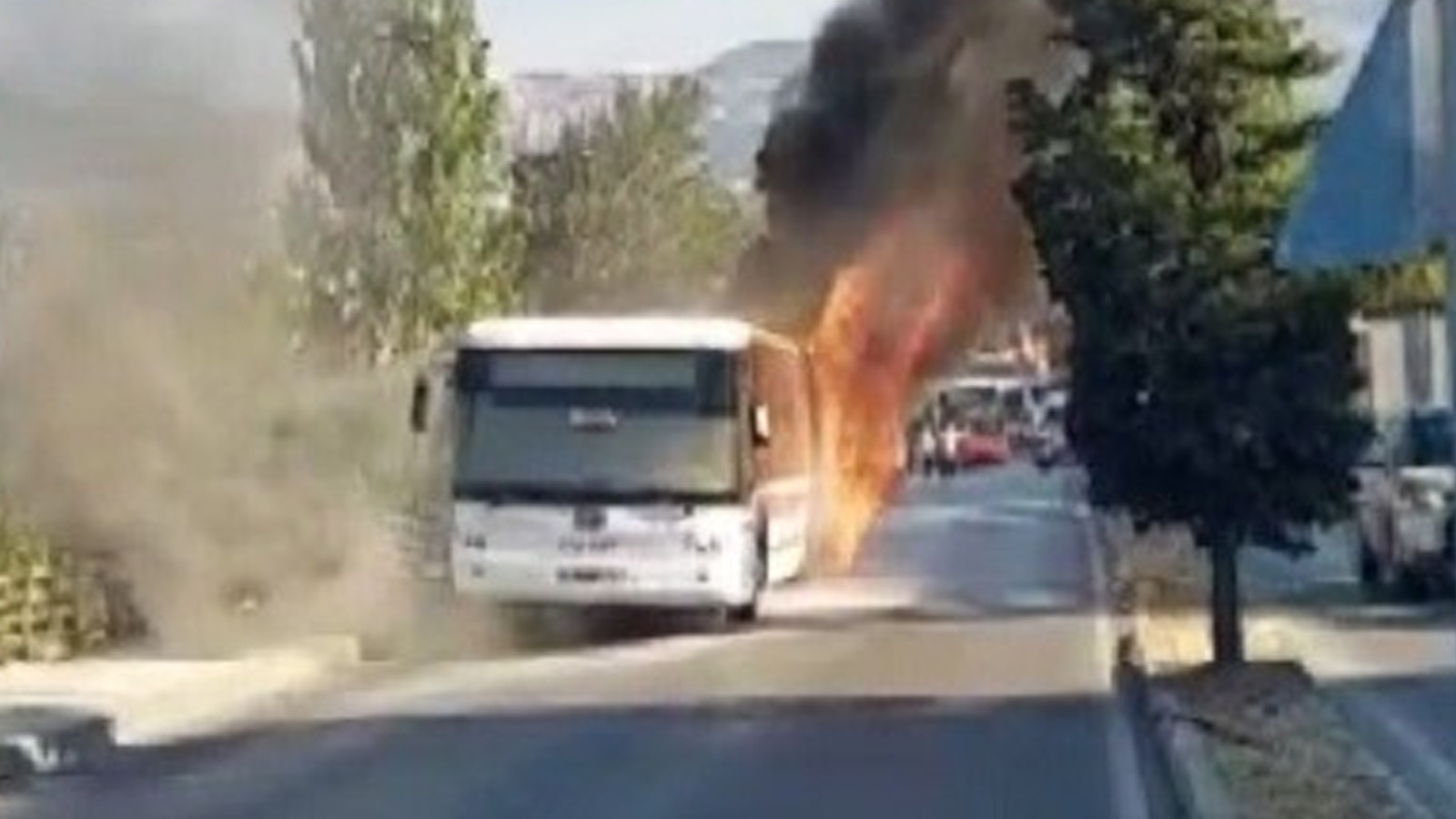 Belediye otobüsü alev alev yandı! Yolcular canını zor kurtardı