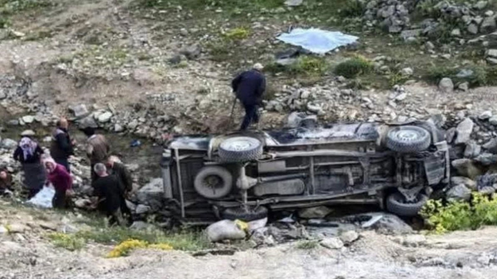 Kamyonet şarampole devrildi: 1 ölü, 5 yaralı