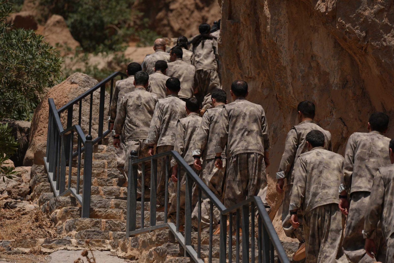 PKK silahları bıraktı! İşte silahların yakılma anı - Resim: 12