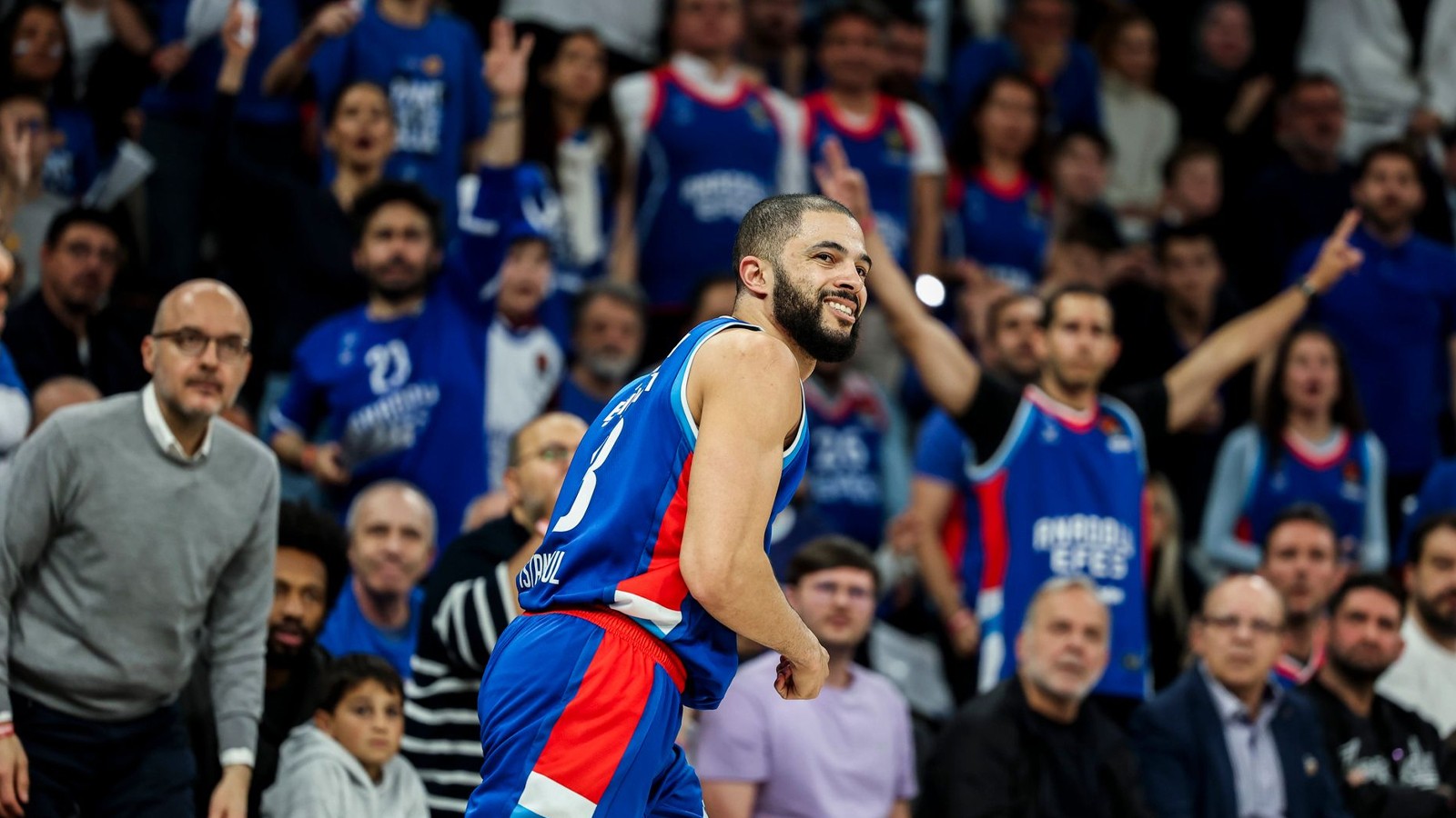 Anadolu Efes'te Darius Thompson ile yollar ayrıldı