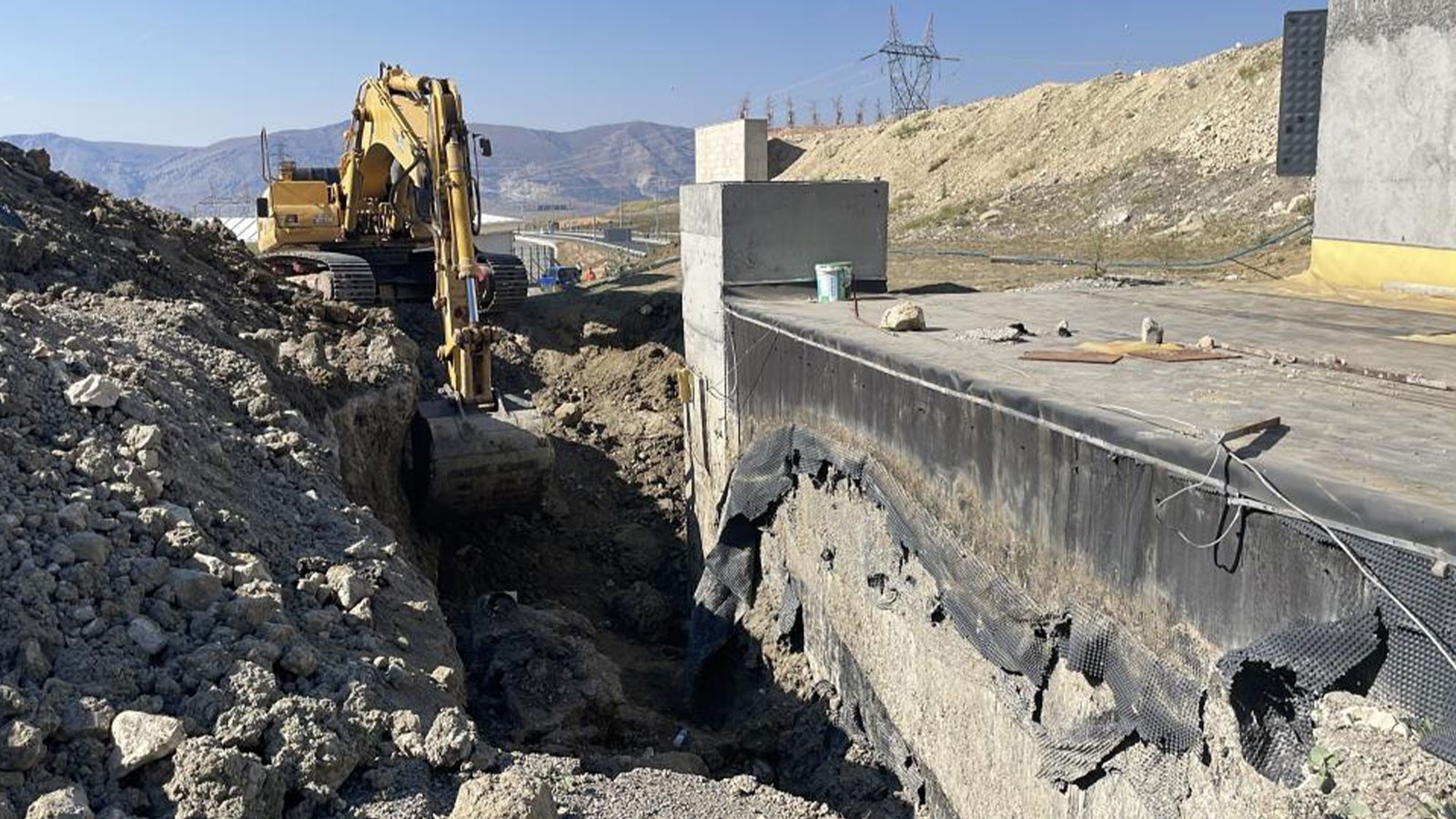 Sivas'ta tünel çalışmasında toprak kayması; 2 işçi göçük altında kaldı