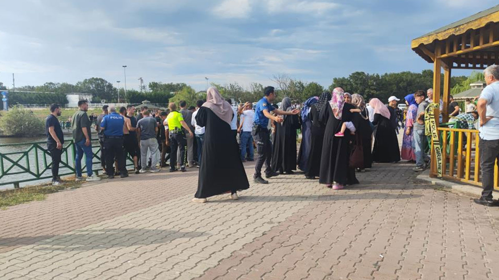 Oyun Oynarken Göl Kenarında Düşen Çocuk