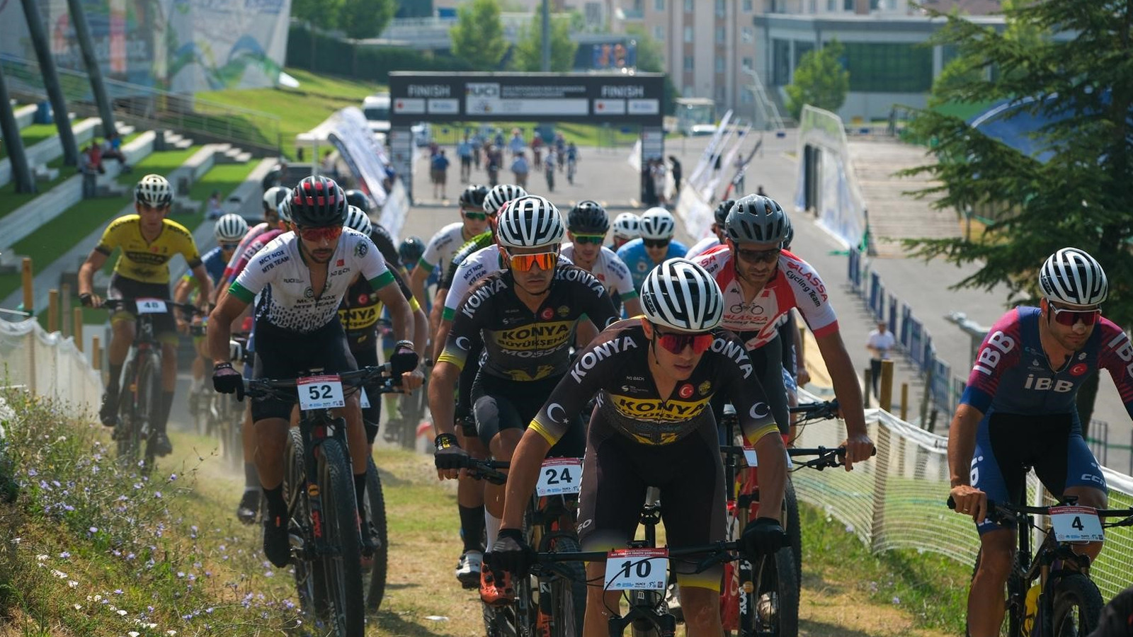 Genç pedallar zirve için yarıştı Genç pedallar zirve için yarıştı