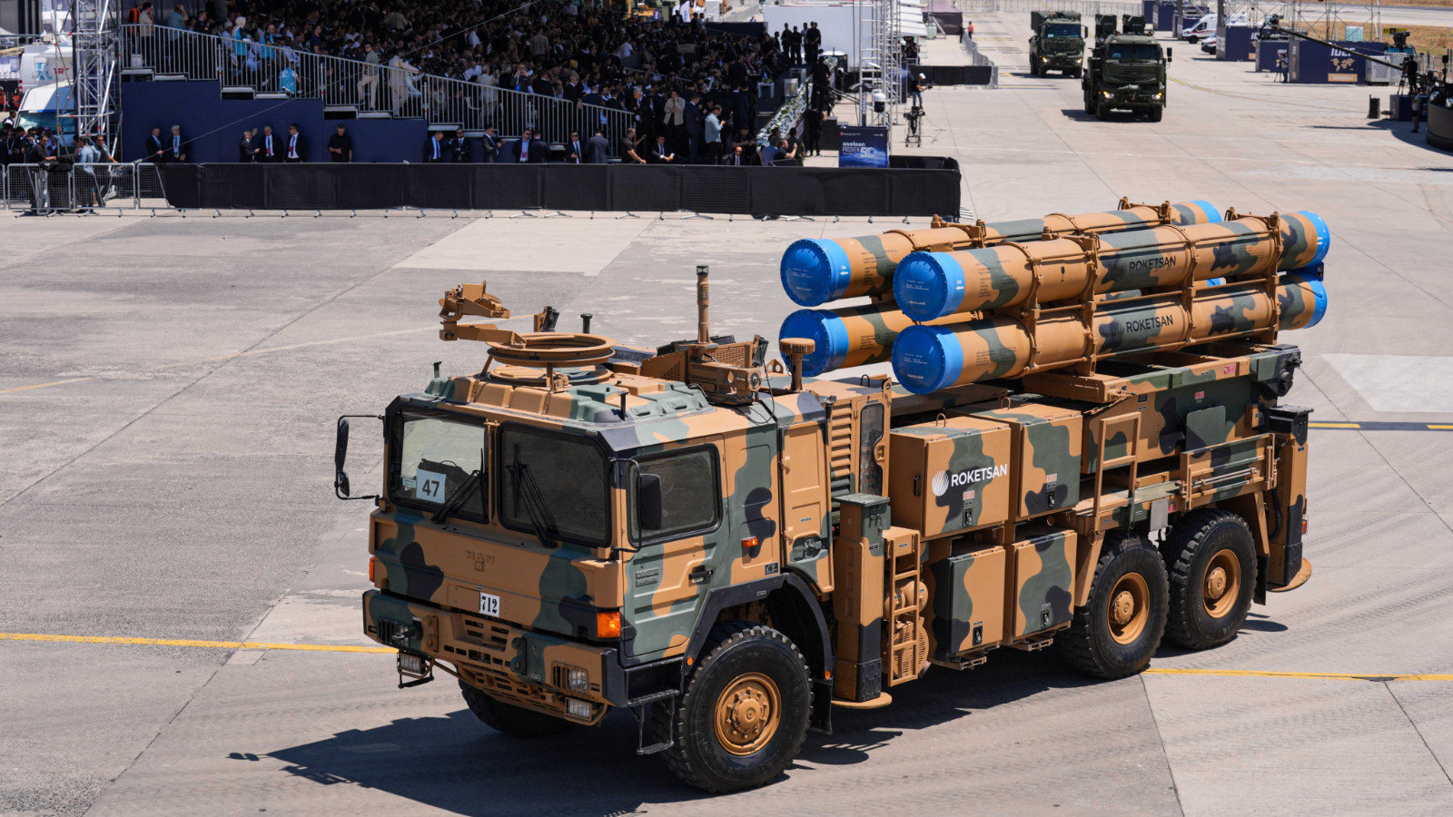 IDEF 2025'te yerli savunma sanayisi araçlarıyla geçiş töreni yapıldı