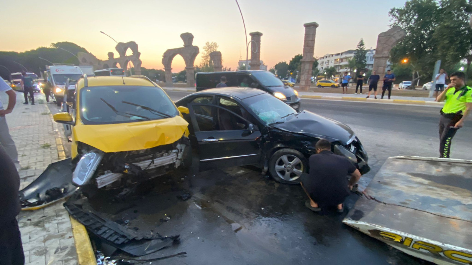 Antalya’da ticari taksi ile otomobil çarpıştı: 5’i turist 7 yaralı