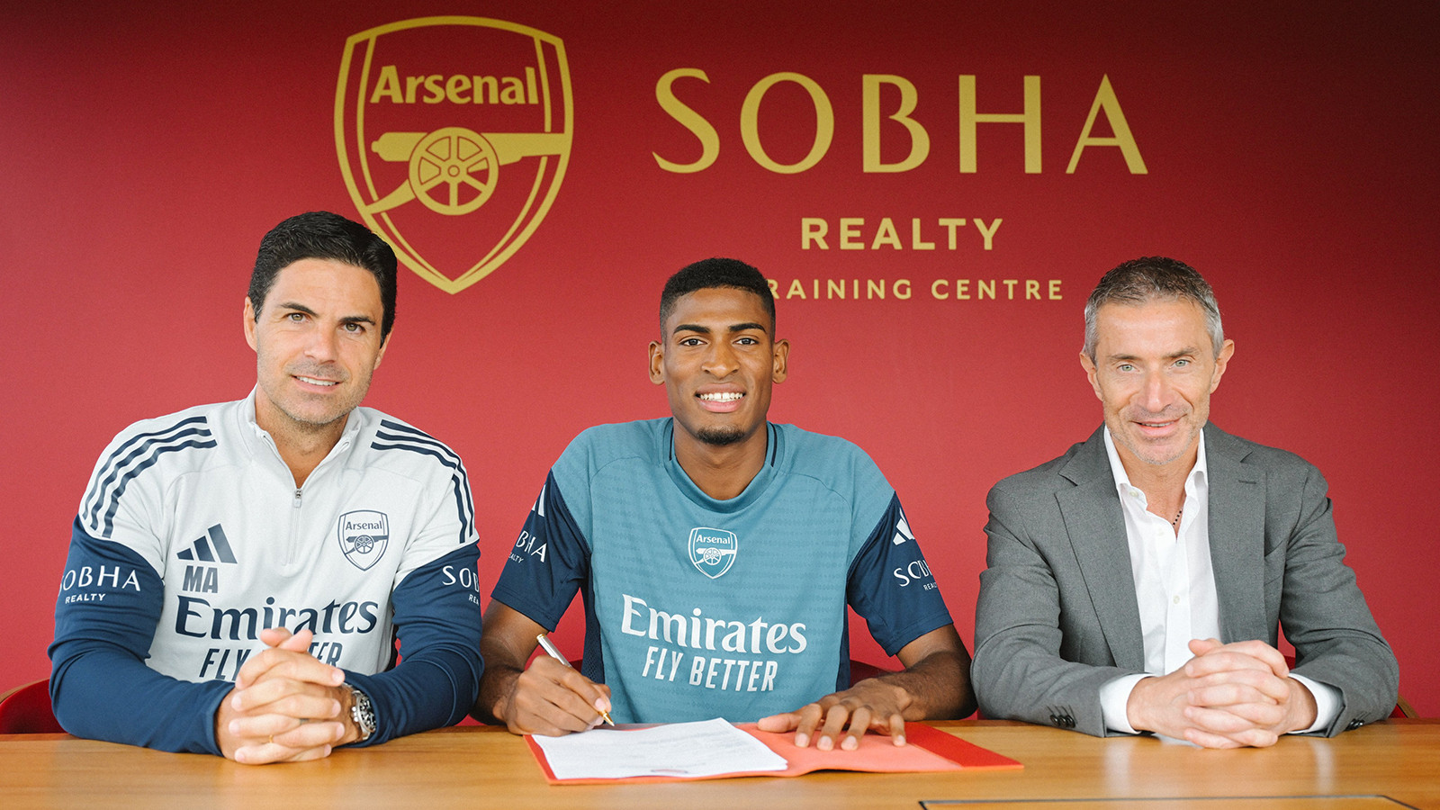 Arsenal, Cristhian Mosquera'yı renklerine bağladı