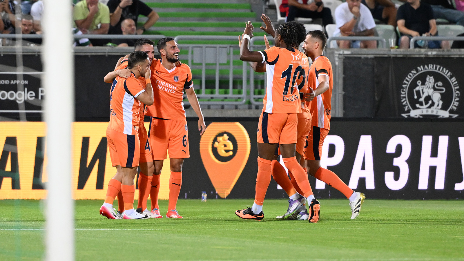 Başakşehir, Konferans Ligi'nde tur kapısını araladı