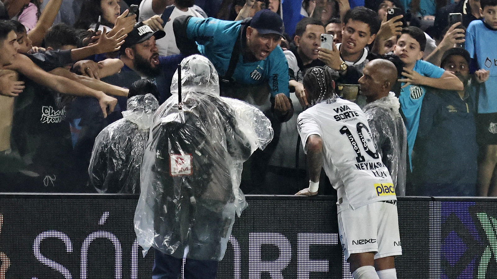 Ortalık karıştı, Neymar kendisiyle tartışan taraftarı kavgaya çağırdı