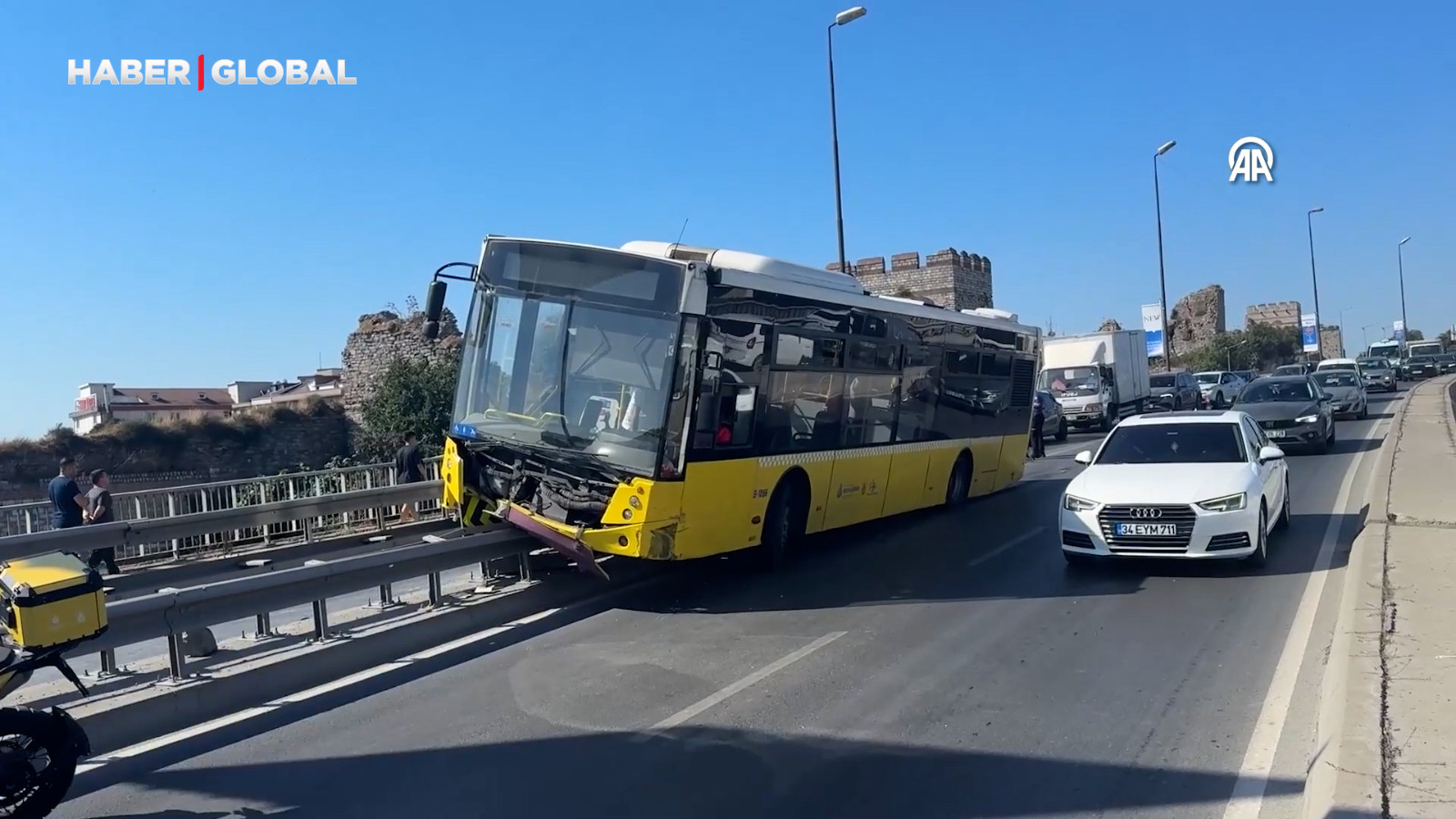 Fatih’te seyir halindeki İETT otobüsü çelik bariyerlerde asılı kaldı