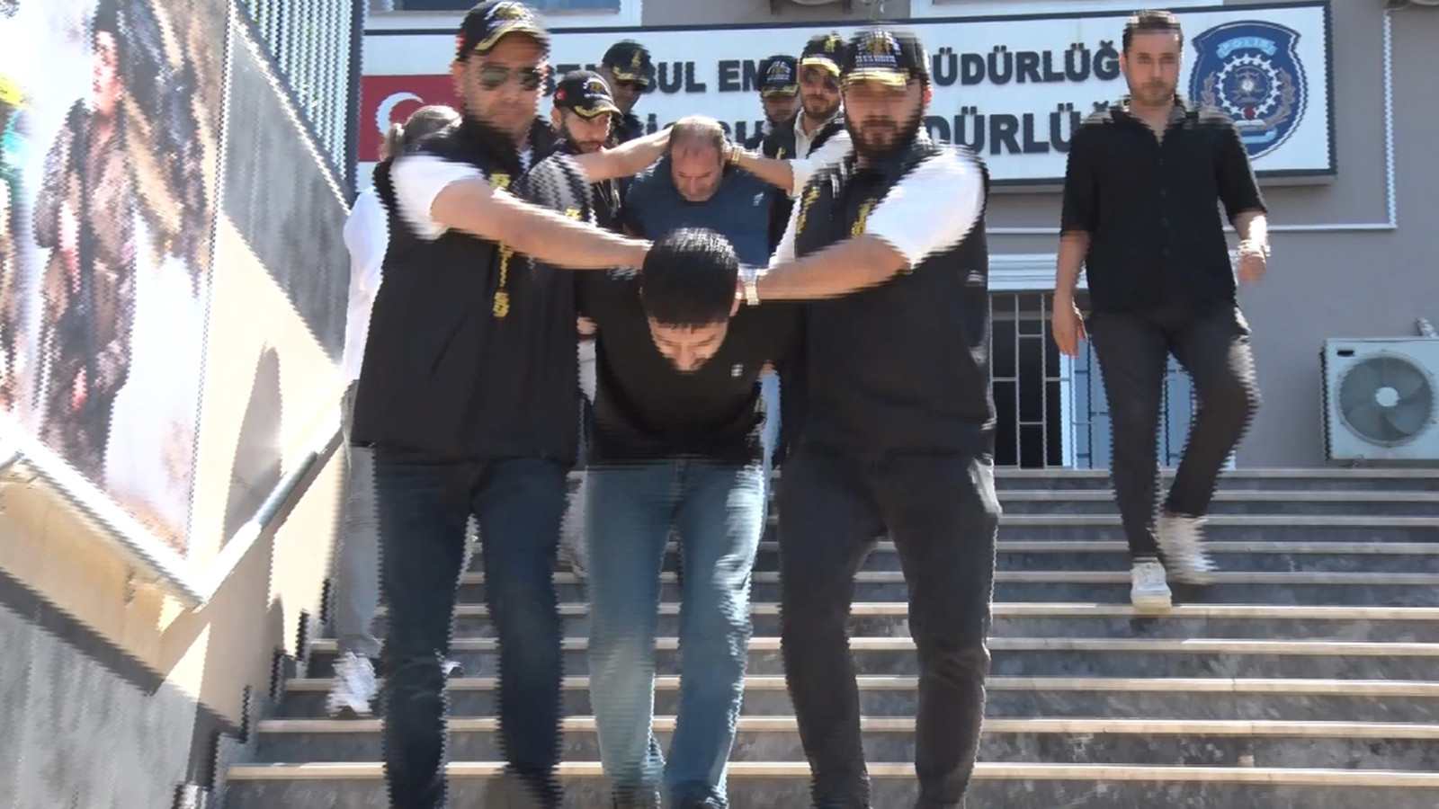 Haraç şebekesi iş başında! Kalaşnikofla saldırdılar