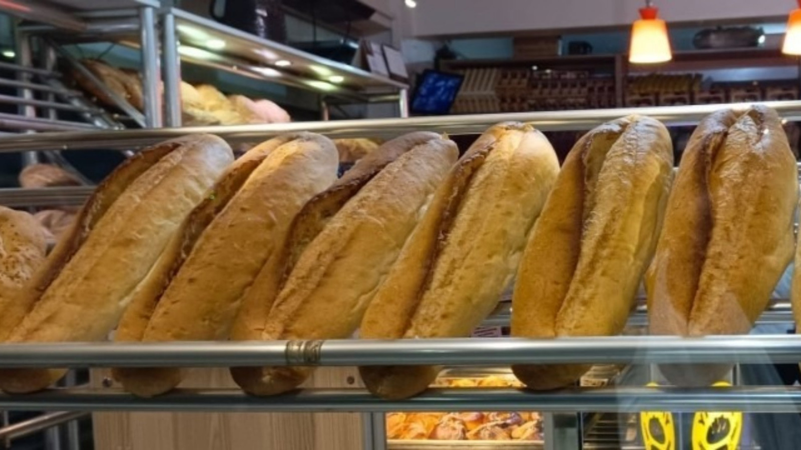İzmir’de ekmek 15 TL oldu 