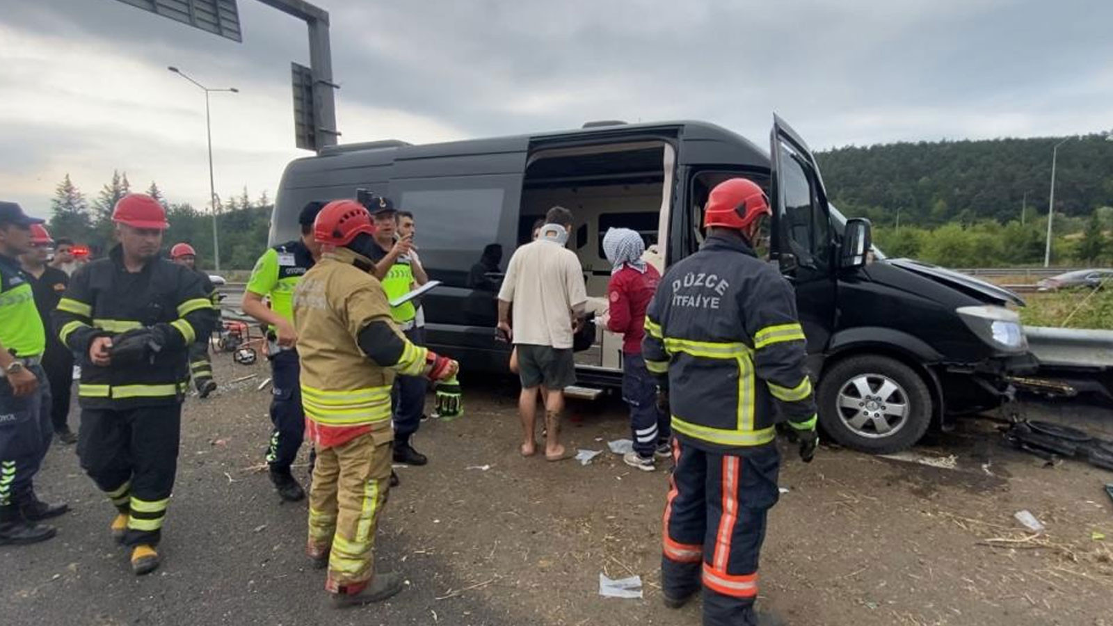 Minibüs bariyere saplandı: Şarkıcı Çağan Şengül’ün de bulunduğu 7 kişi yaralandı