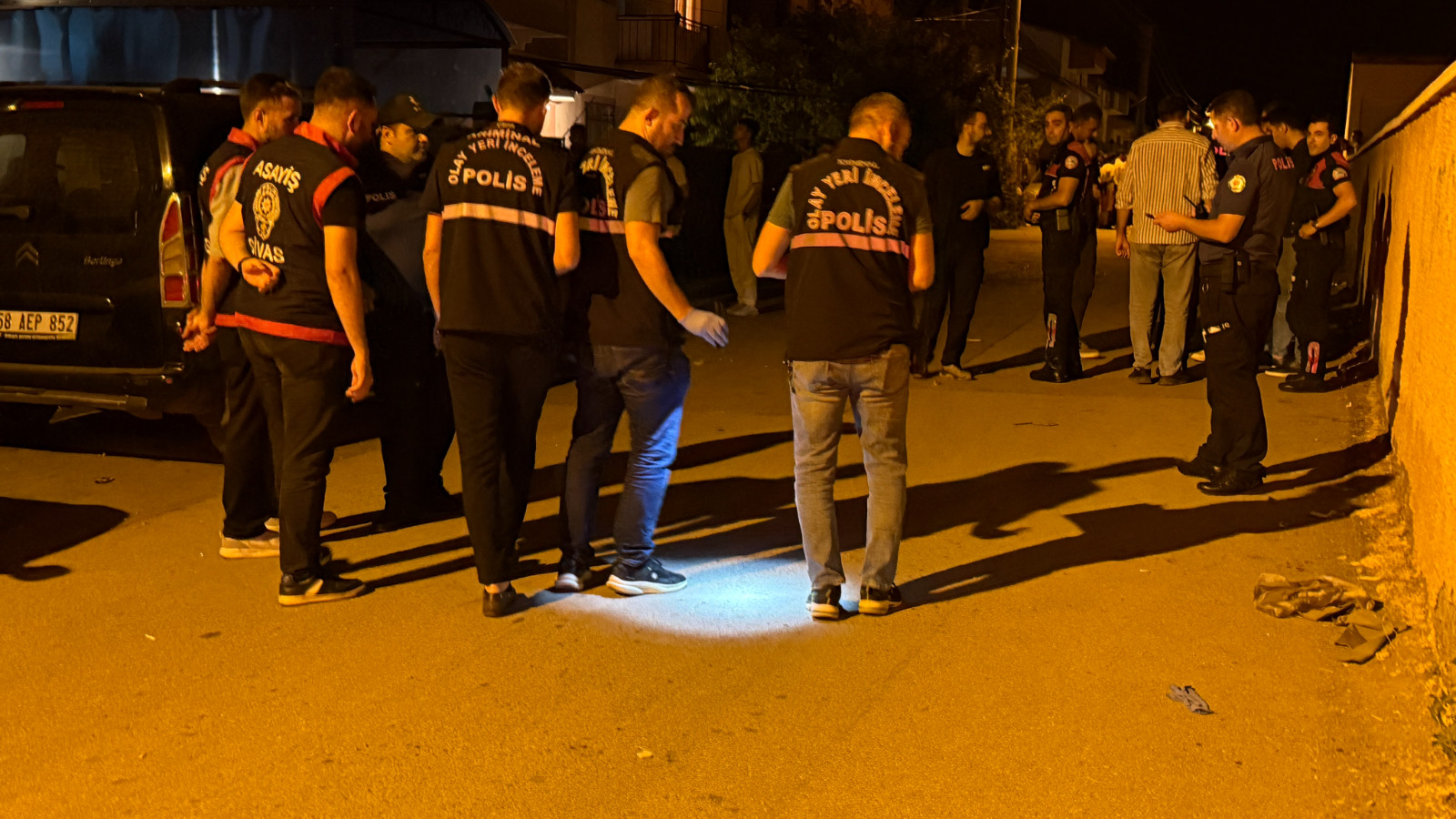 Sivas’ta bıçaklı halay kavgası! 1’i ağır 12 yaralı 