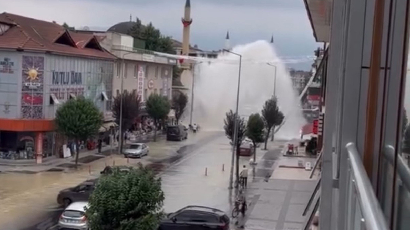Düzce’de su borusu patladı: 5 metre su fışkırdı