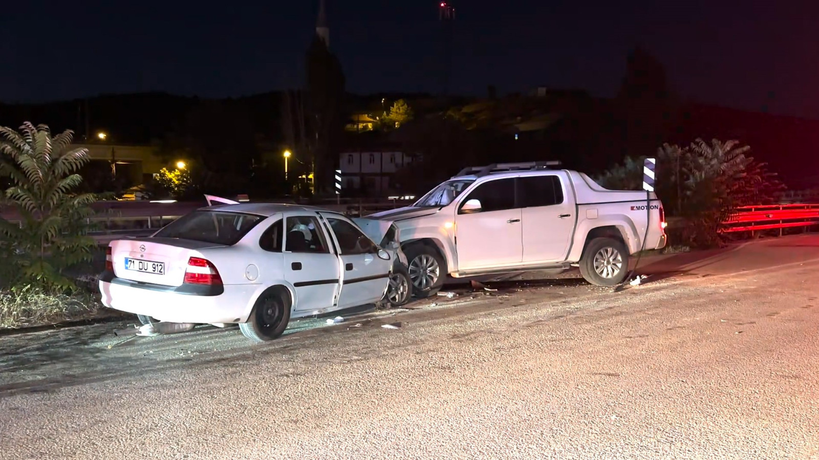 Kırıkkale’de otomobil ile kamyonet çarpıştı: 3 yaralı