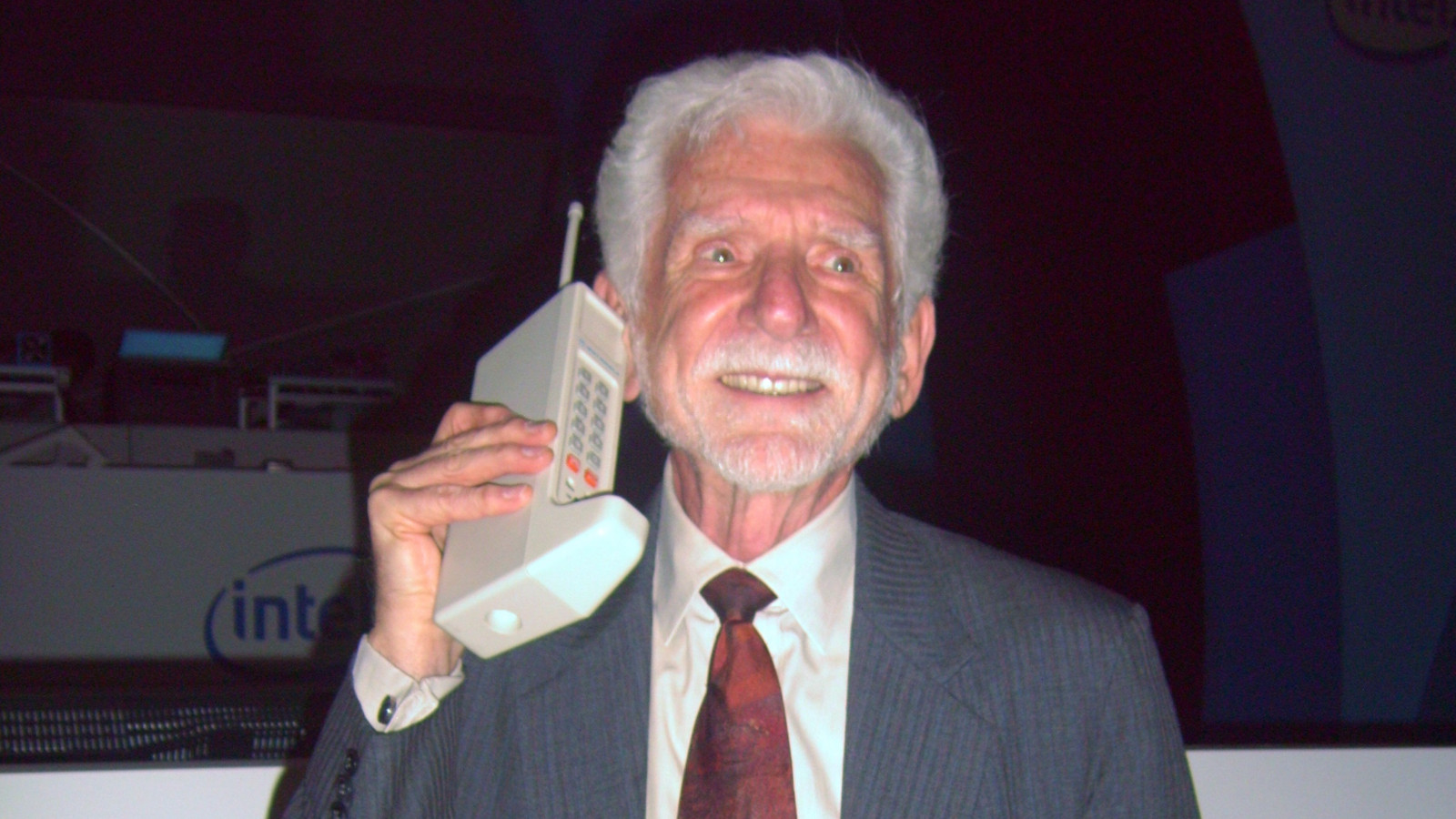 1984 yılında çıkan bu cep telefonu birden popüler oldu, 2 bin euro'ya alıcısı var!
