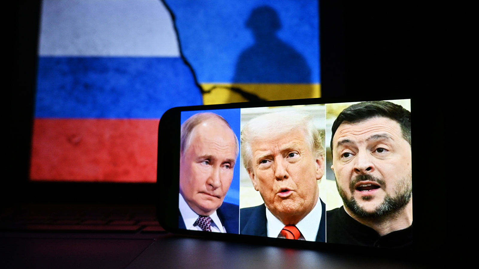 Tarihi buluşma! Trump ve Putin  araya geldi