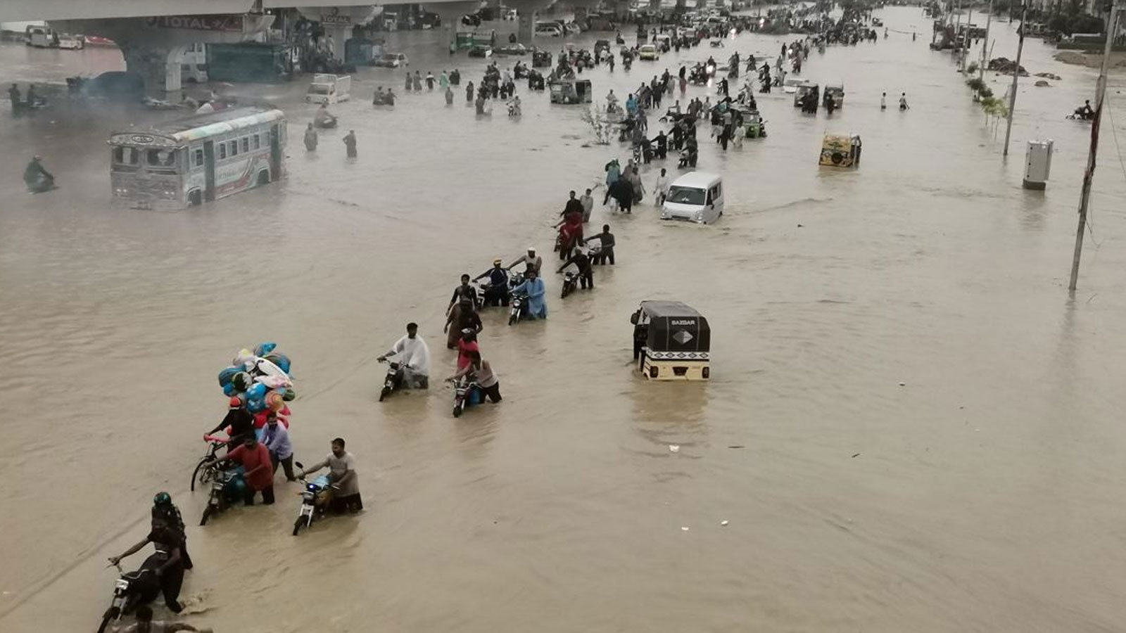 Pakistan'da sel 219 can aldı