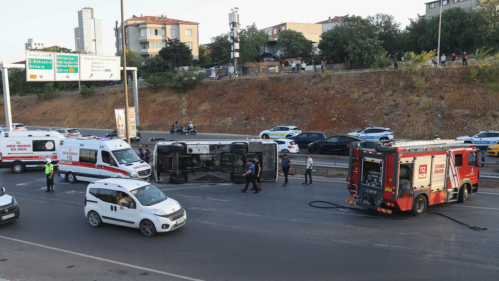 Ümraniye TEM Otoyolu’nda servis aracı devrildi: Çok sayıda yaralı var