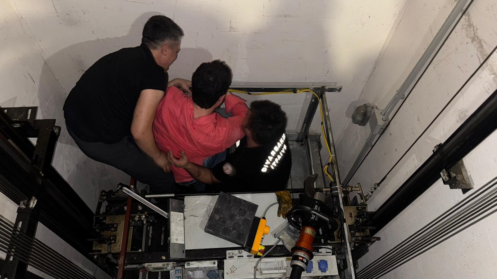 Stadyum asansöründen bu şekilde kurtarılmışlar! Görüntüler ortaya çıktı Stadyum asansöründen bu şekilde kurtarılmışlar! Görüntüler ortaya çıktı