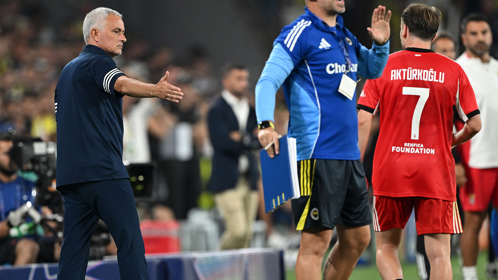 Jose Mourinho, Kerem Aktürkoğlu’nu tebrik etti