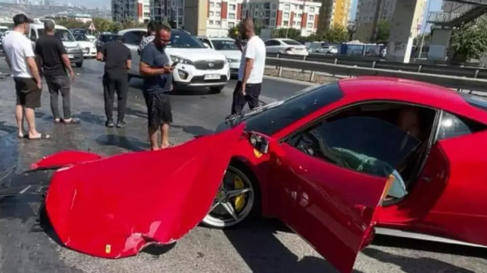 İstanbul’da kaza yapan 15 milyonluk Ferrari el değiştirdi! Sahibi ise bir futbolcu İstanbul’da kaza yapan 15 milyonluk Ferrari el değiştirdi! Sahibi ise bir futbolcu