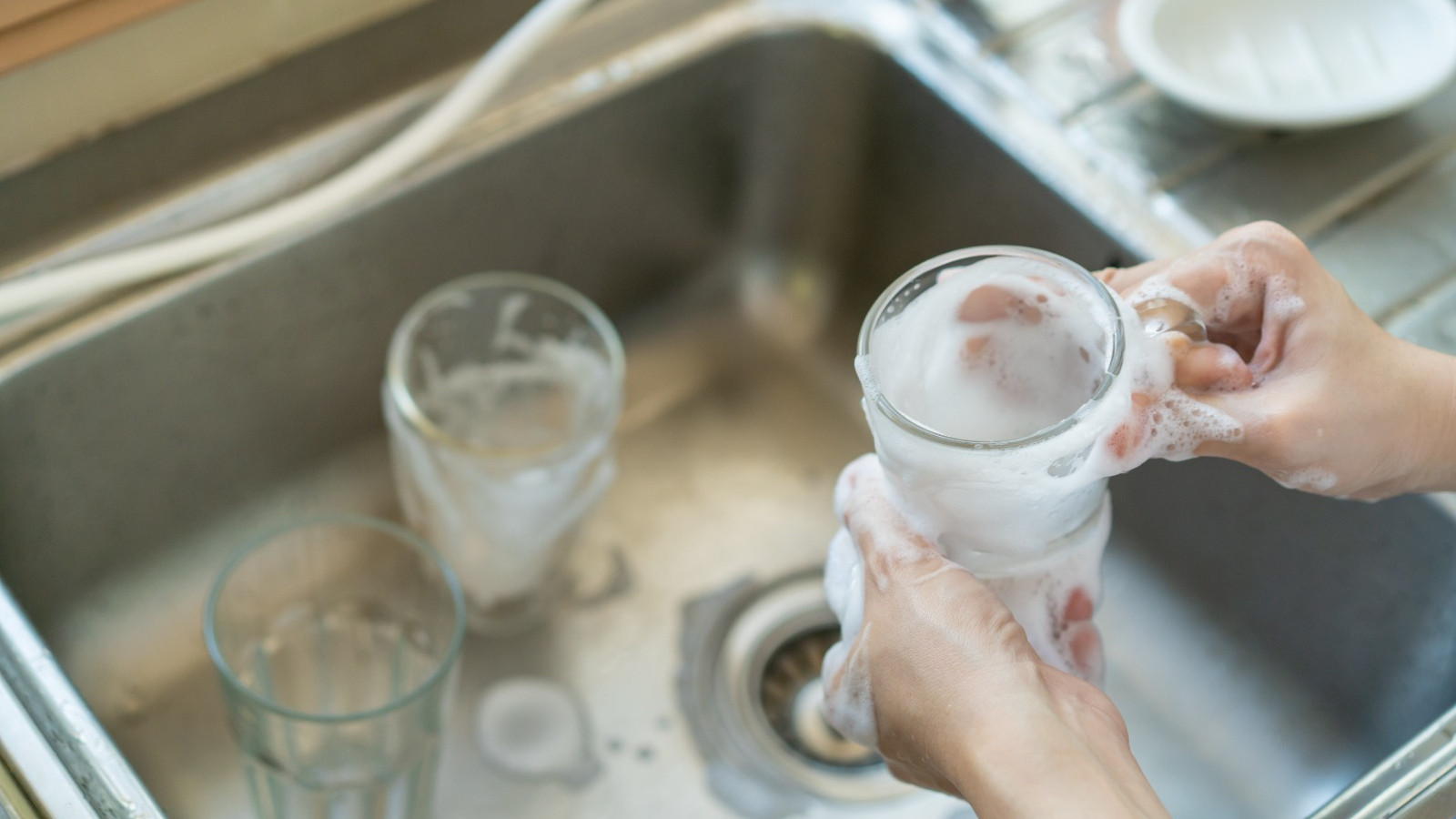Artık çöpe atmak zorunda kalmayacaksınız! Matlaşan bardaklar dakikalar içinde elmas gibi parlıyor
