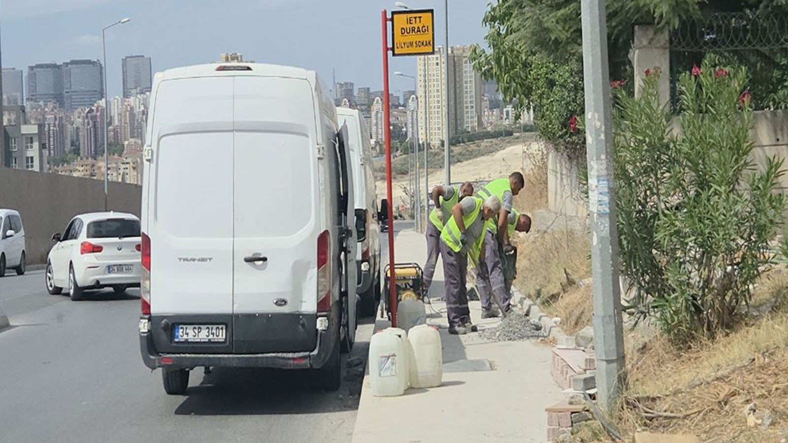 Avcılar'da otobüs durağına taşlarla bank yapmıştı: Ekipler çalışmalarına başladı