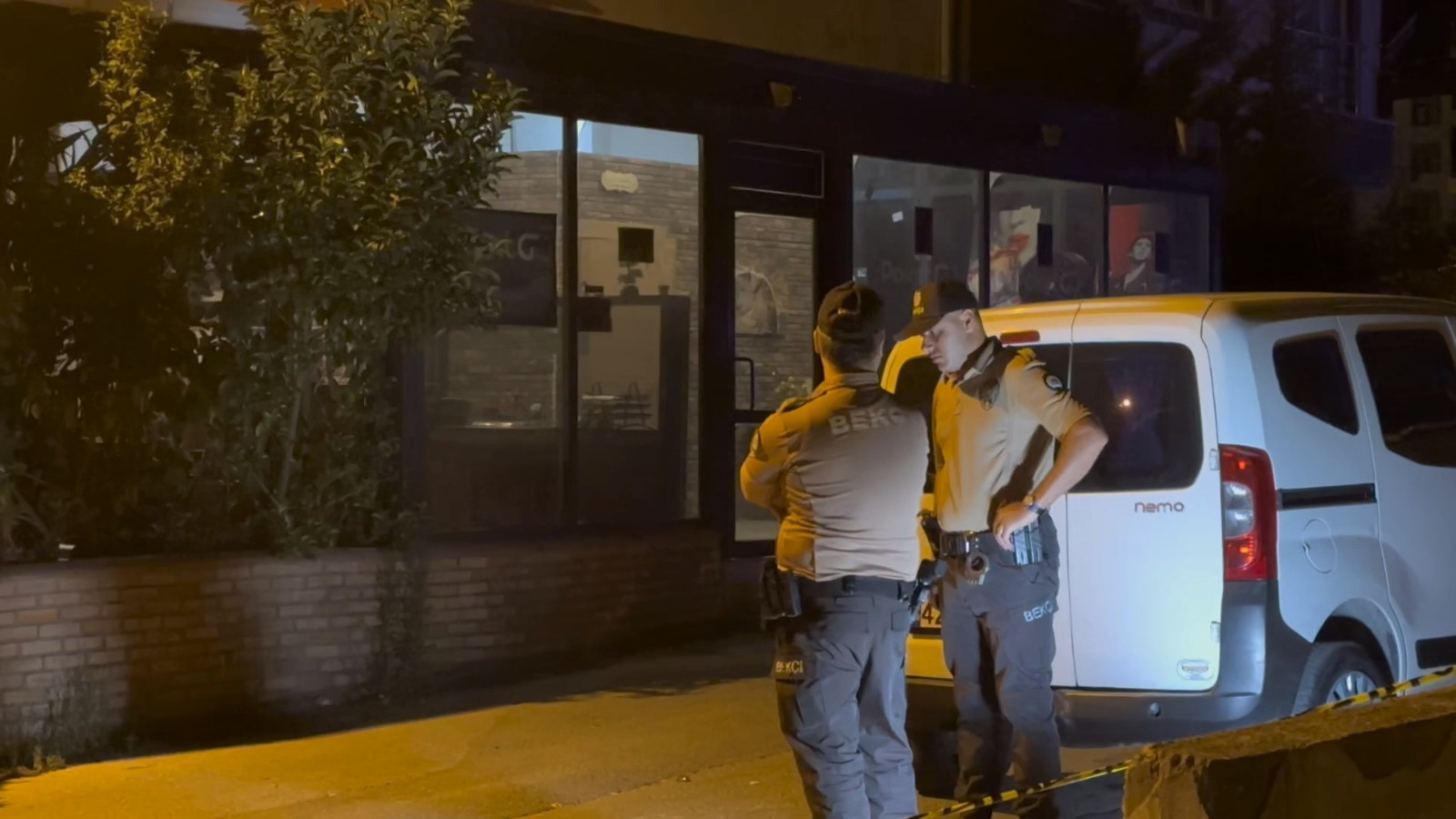 Sultanbeyli'de kafeye silahlı saldırı! Polis saldırganları arıyor
