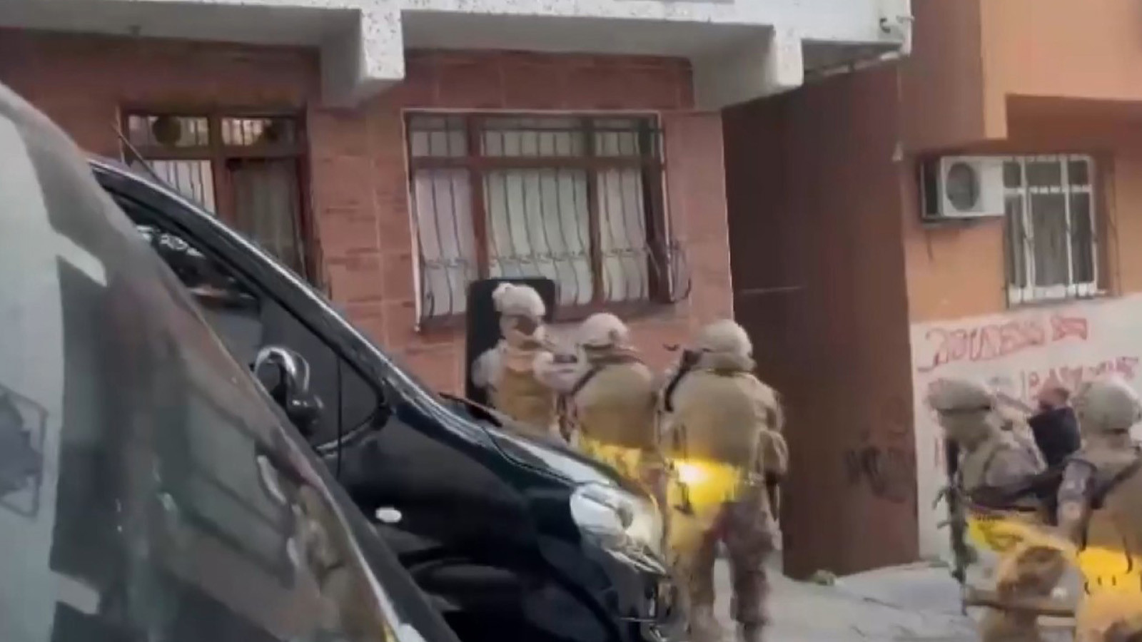 İstanbul'da haraç için kurşunlama yapan suç örgütlerine operasyon: 29 şüpheli yakalandı