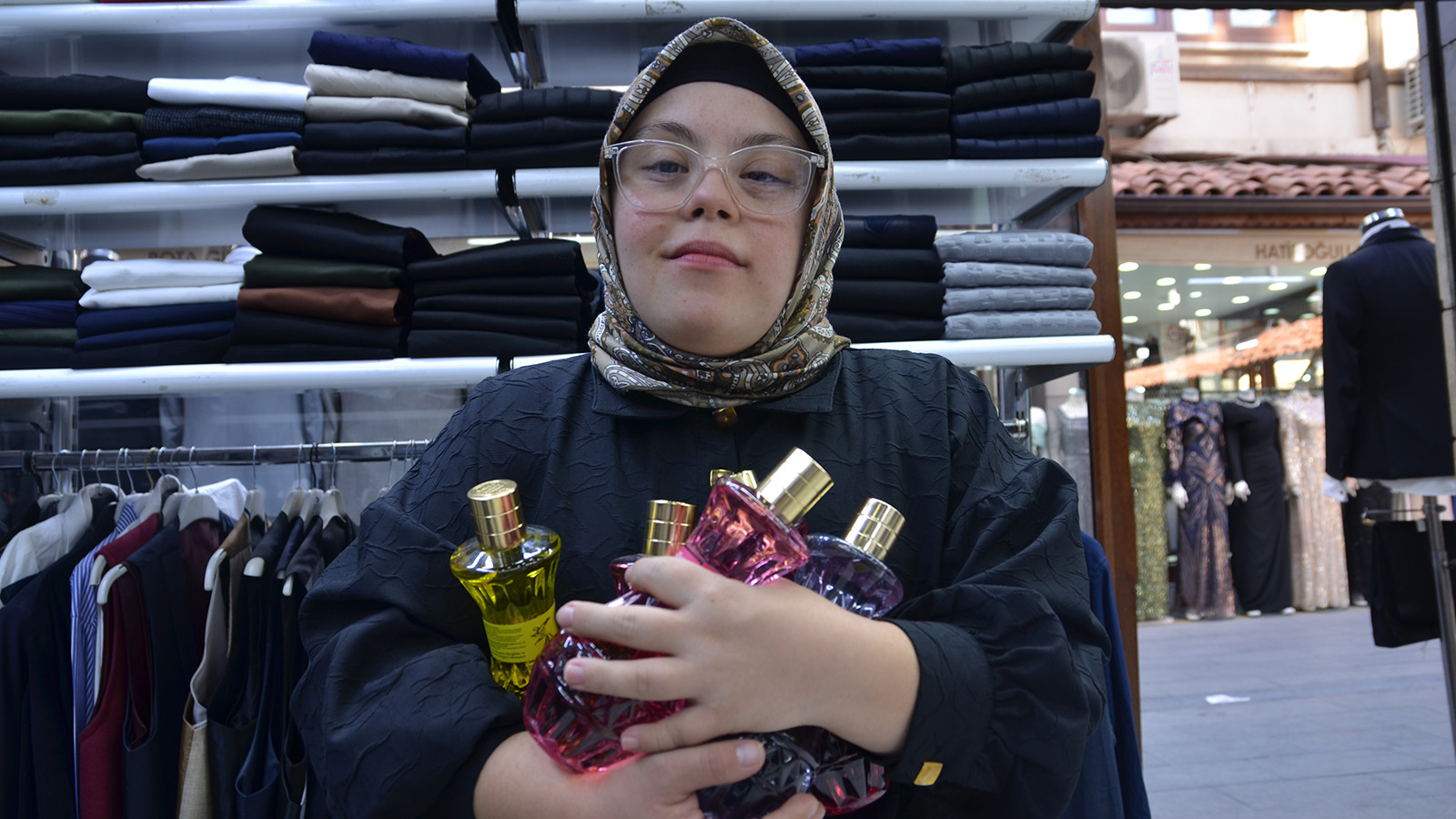 “Bedestenin gülü” Merve neşesiyle herkesin sevgilisi oldu