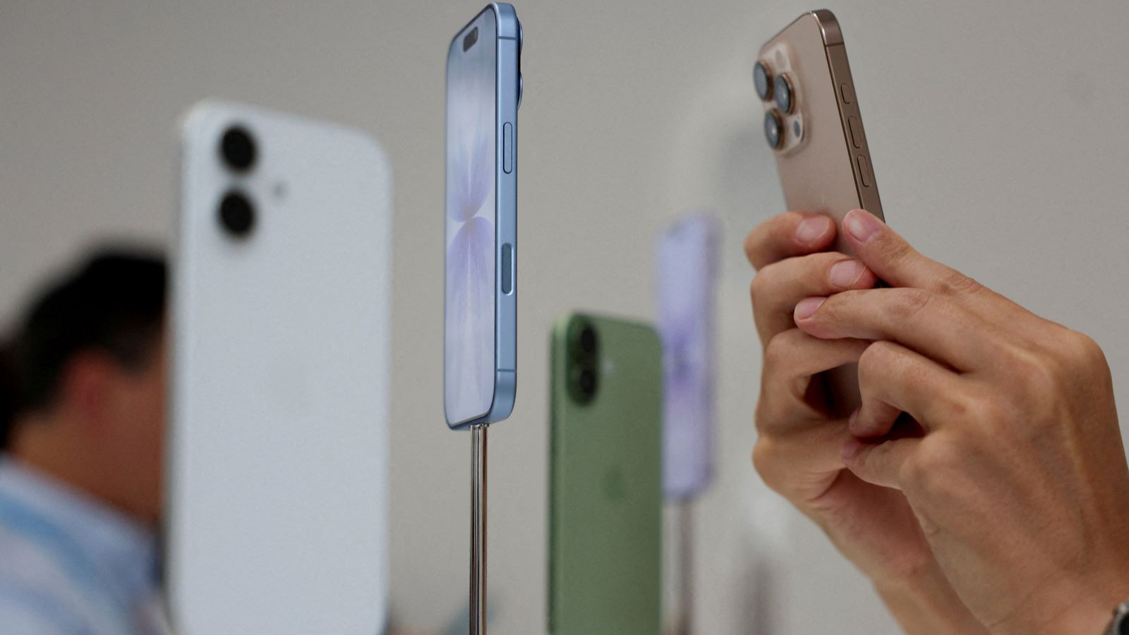 iPhone 17 güzel ama Trump, Apple'ı bitirecek!